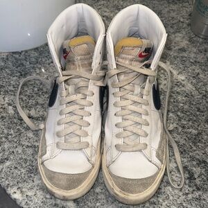 Nike Women's Blazer Mid 77 Shoes